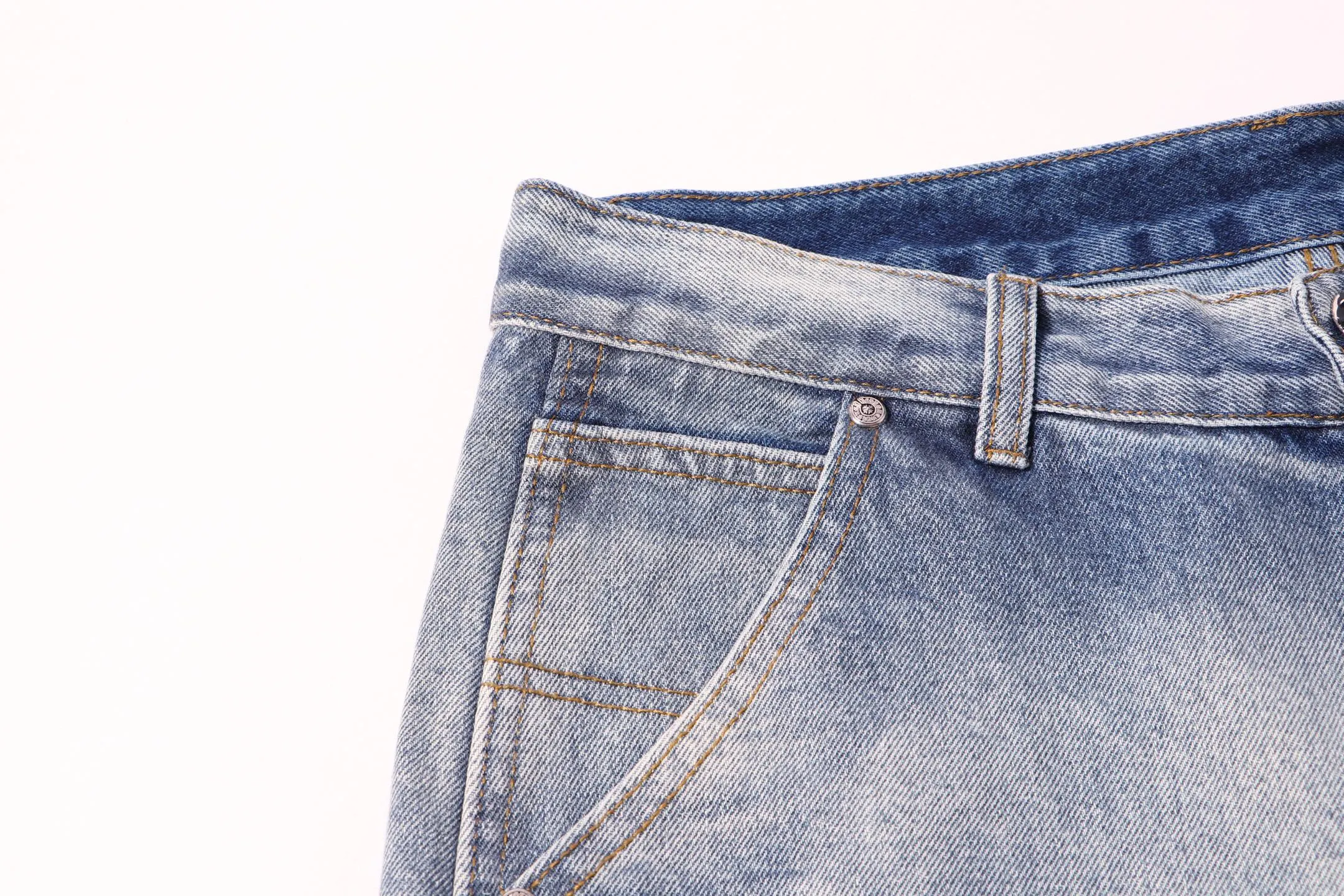 P260 Style No.: H924 Croxin & 𝐂𝐡𝐫𝐨𝐦𝐞 𝐇𝐞𝐚𝐫𝐭 ss25 white and green leather logging work jeans. Styles with different washed textures are very friendly to people with thin legs. The slightly flared version perfectly modifies the leg shape. The timeless and moderate length makes it easy to match and match. It is the basis for various styles and is a must-have in your wardrobe! The fabric is stiff but also makes the upper body soft without losing texture. The washing process is even more perfect. It is a must-have item for everyone! ! ! Washed wheat, hang tag, pants label, three labels complete Color: blue Size: 28-30-32-34-36